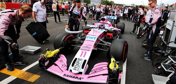 Los mecánicos de Force India, junto al coche de Sergio Pérez