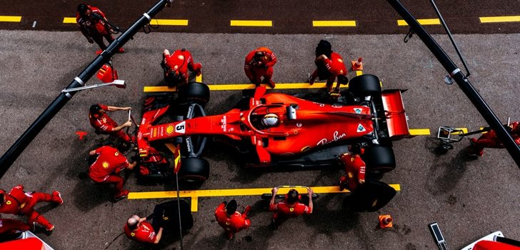 Los mecánicos trabajan en el monoplaza de Vettel