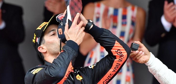 Ricciardo bebe de su bota para celebrar el triunfo en Mónaco 2018