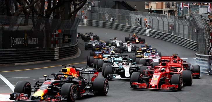 Los monoplazas de F1 en la salida de Mónaco