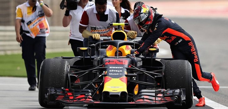 Verstappen empuja su monoplaza