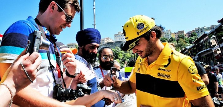 Carlos Sainz, junto a los aficionados