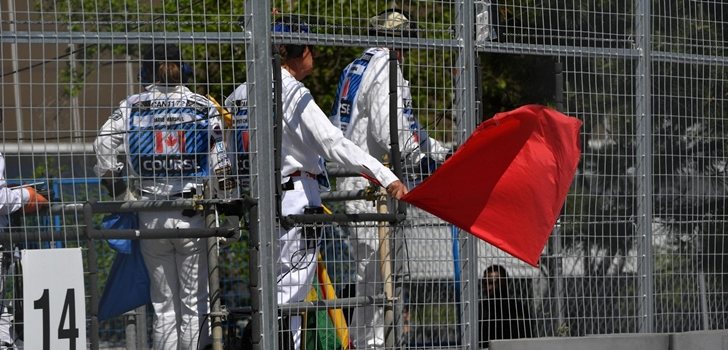 Los comisarios muestran las banderas rojas