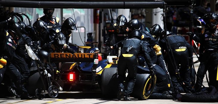 Los ingenieros de Renault realizan un pit stop