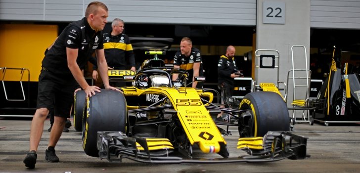 Los ingenieros de Renault empujan el monoplaza de Sainz