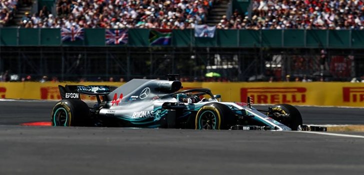 Hamilton rueda en Silverstone