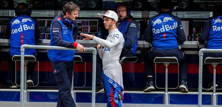 Pierre Gasly, junto a sus ingenieros