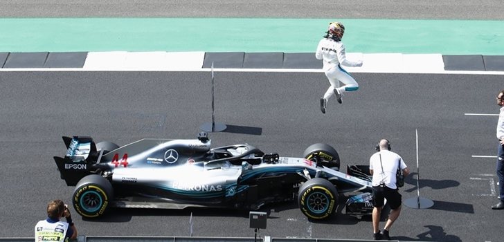 Hamilton, saltando junto a su monoplaza