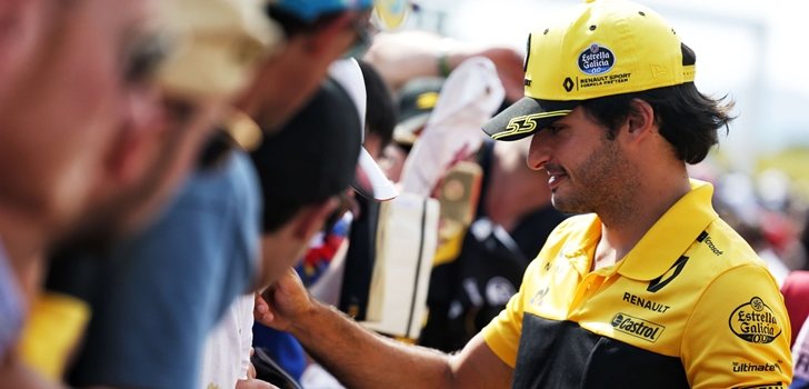 Carlos Sainz junto a algunos aficionados