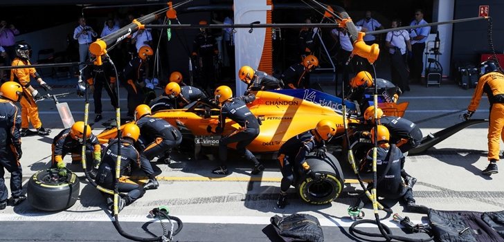Los ingenieros trabajan en el coche de Alonso
