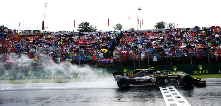 Sainz rueda sobre el asfalto mojado de Hungría