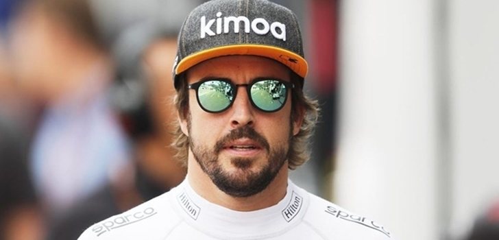 Alonso camina hasta su garaje