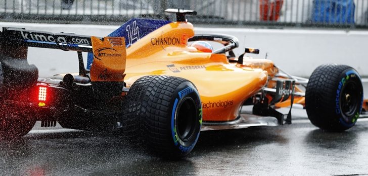 Alonso rueda sobre el agua en Monza