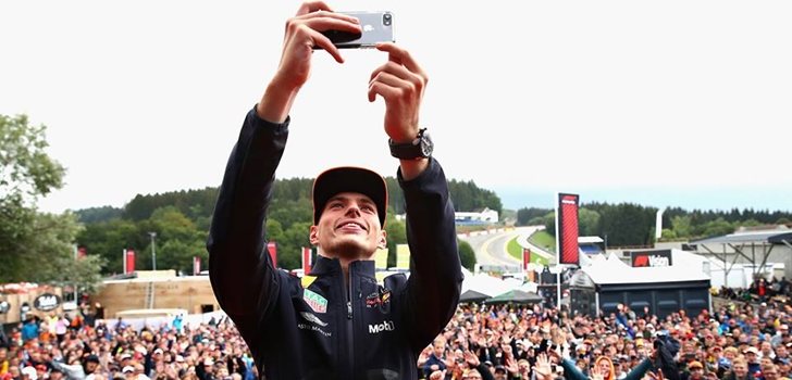 Verstappen se fotografía junto a los aficionados