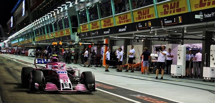 Ocon para en boxes durante el GP de Singapur
