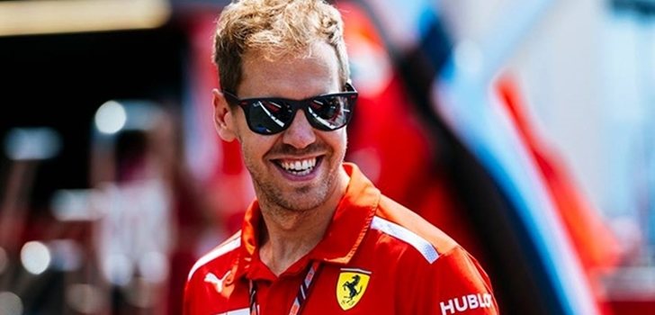 Vettel pasea por el Paddock