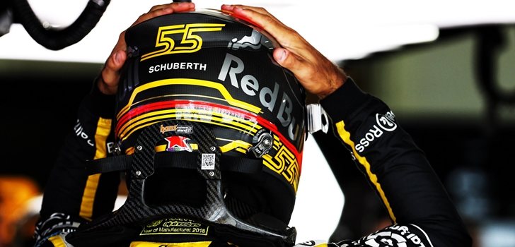 Sainz se coloca el casco para salir a pista