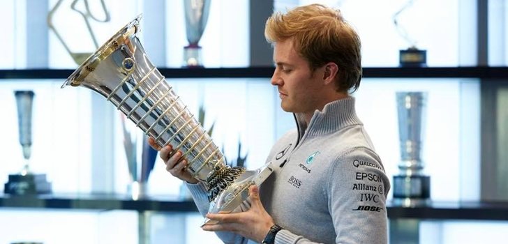 Rosberg sostiene un trofeo