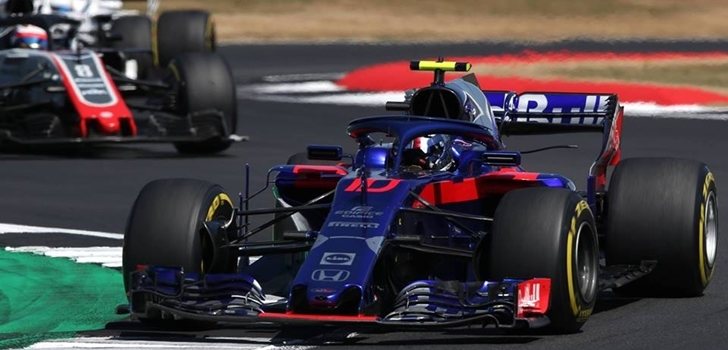 Gasly defiende posición con su Toro Rosso