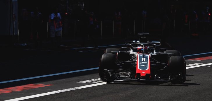 Grosjean, en el pit lane de México