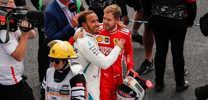 Hamilton y Vettel se abrazan