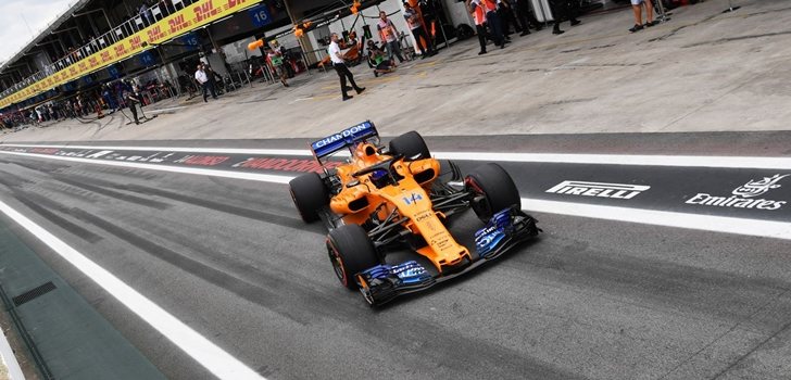 Alonso, en el pit lane de Interlagos