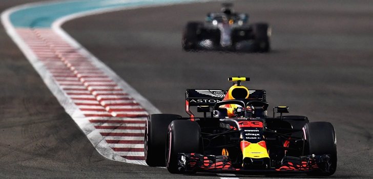 Verstappen rueda por delante de Hamilton