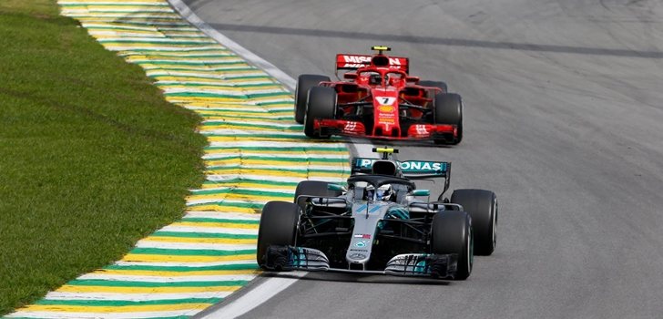 Bottas y Räikkönen luchan por posición en Interlagos