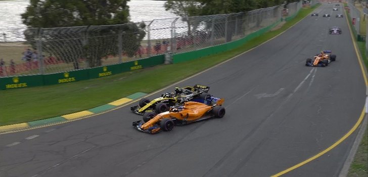 Alonso y Sainz luchan por posición en Australia