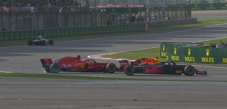 Verstappen se lleva por delante a Vettel