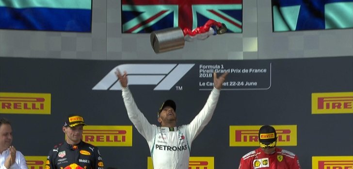 Hamilton lanza el trofeo en el podio