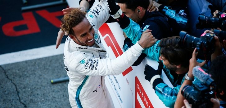 Hamilton celebra su triunfo en Japón