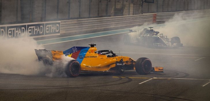 Alonso y Hamilton se exhiben en Abu Dabi