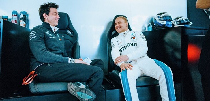 Wolff y Bottas hablan en el Paddock