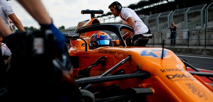 Los ingenieros de McLaren empujan el coche de Lando Norris