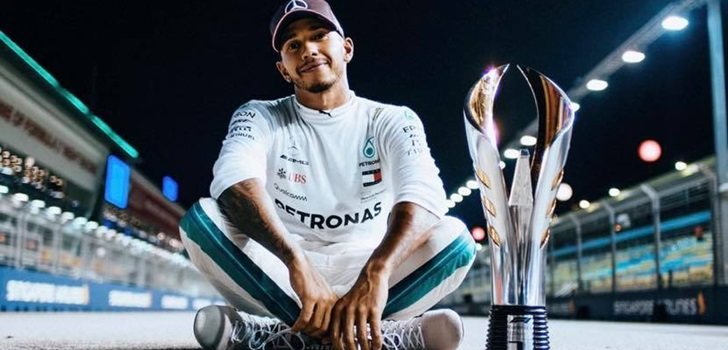 Lewis Hamilton posa junto a su quinto título mundial