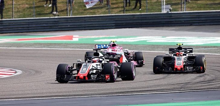 Grosjean y Magnussen luchan en pista con uno de los Force India