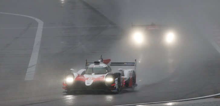 El Toyota de Alonso rueda bajo la intensa lluvia