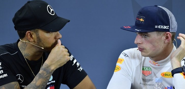 Hamilton y Verstappen conversan en sala de prensa