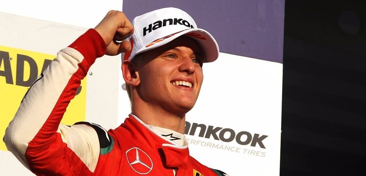 Mick Schumacher, sonriente en el podio