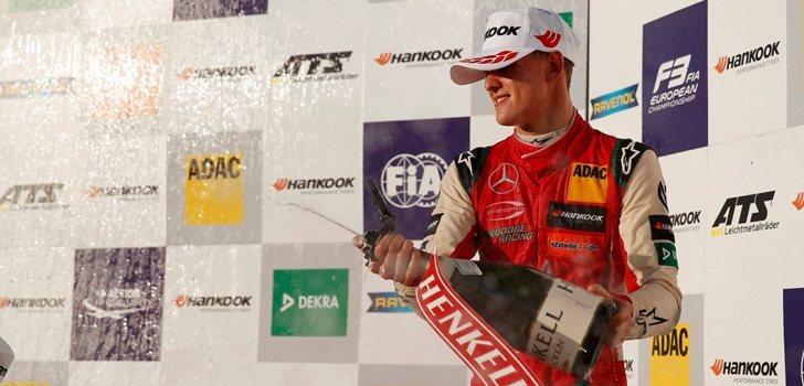 Mick Schumacher subido al podio