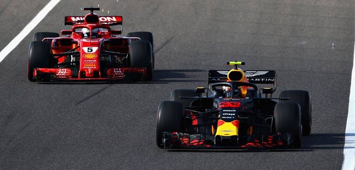 Vettel y Verstappen luchan en pista
