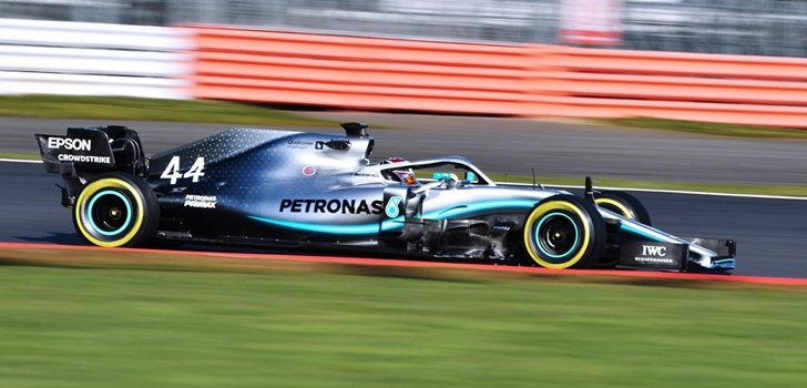 Hamilton rueda en Silverstone con el W10