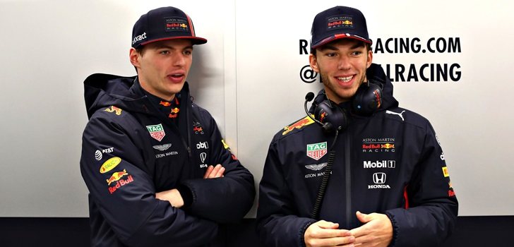 Verstappen y Gasly, en el garaje de Red Bull