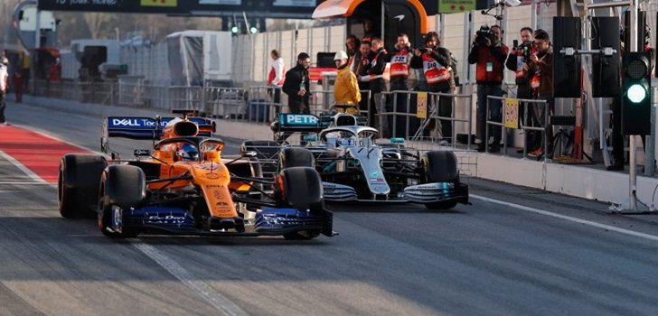 Sainz y Bottas, en el pit lane de Montmeló