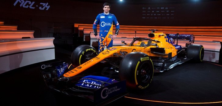 Sainz, junto al MCL34