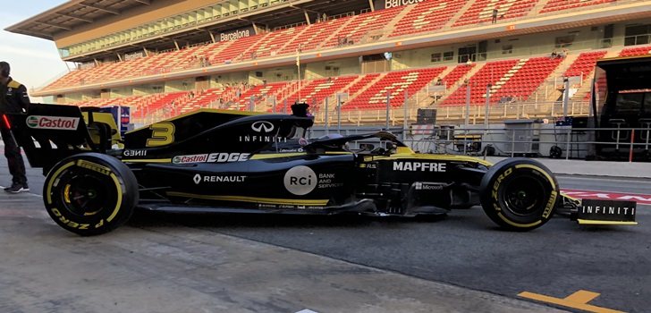 Ricciardo sale de boxes en Montmeló