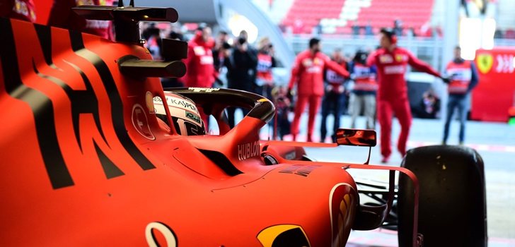 Leclerc, en el pit-lane de Montmeló