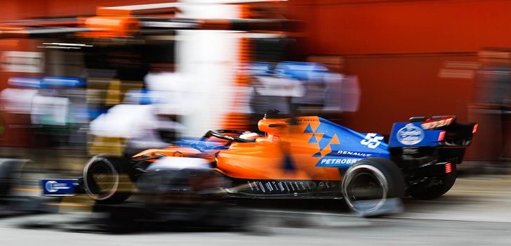 Sainz, en el pit lane de Montmeló