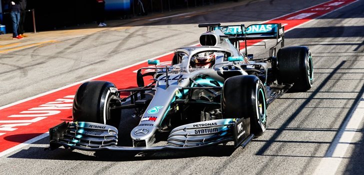 Hamilton, en el pit lane de Montmeló